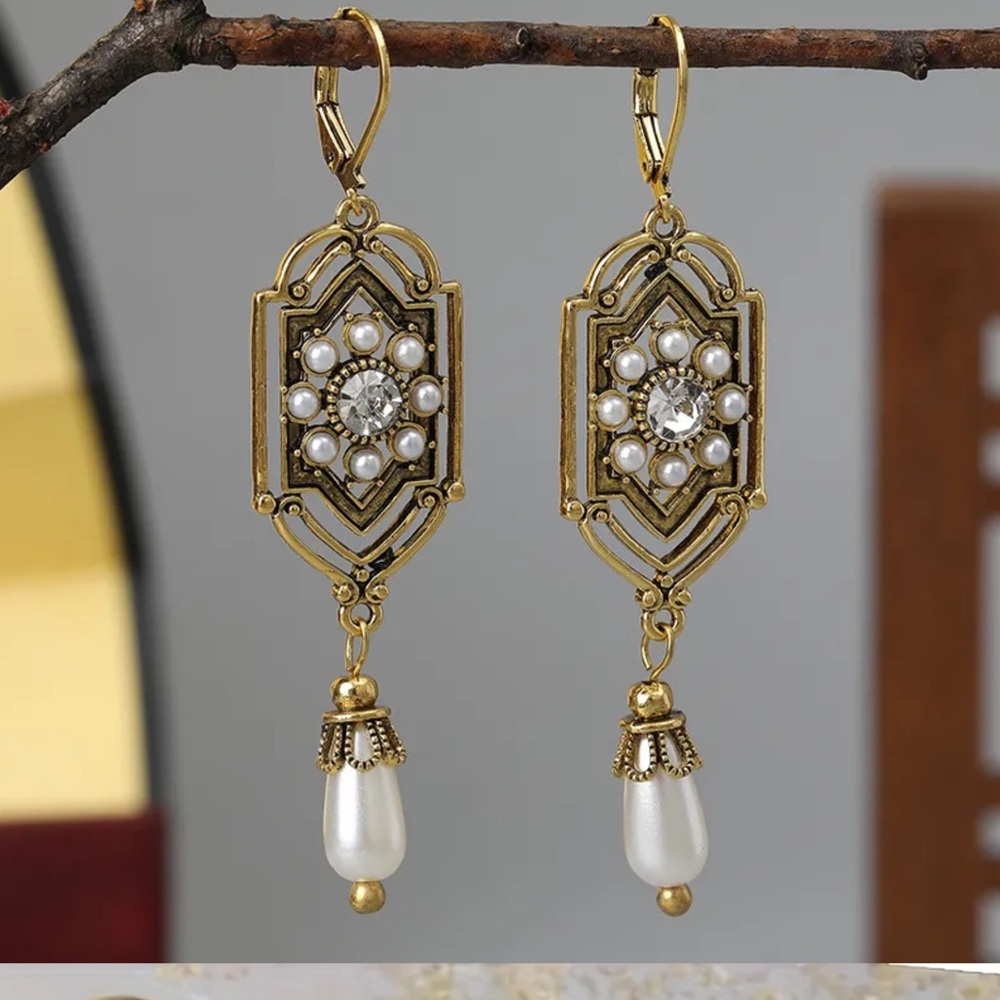- 💋Vintage Style Antique Gold Floral drop dangle earrings